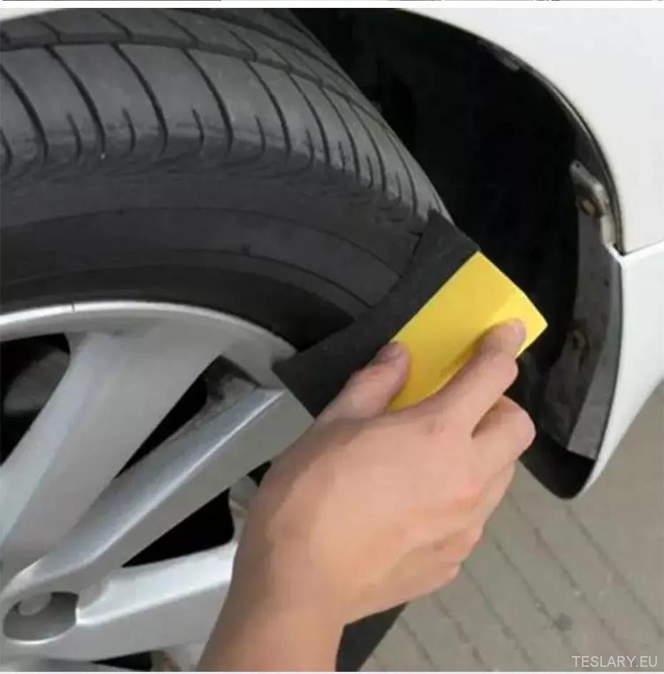 Optimiza brillo Tesla con Universal Tyre Cleaning Sponge