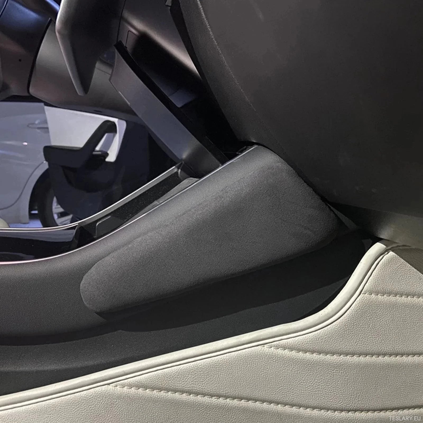 Knee Protection Pads in Alacantara Black Leather for Tesla 3/Y with Logo - TESLARY Tesla Shop Accessories Europe Nederlands Dublin Cork Ireland Deutschland Espana Alicante France Italia