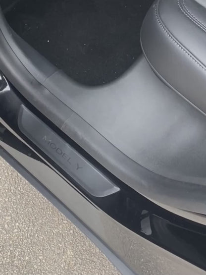 Tesla Y takaoven muoviset suojakynnykset (2 kpl)